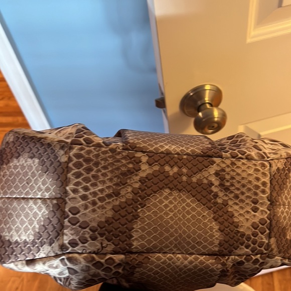 Coach faux snake skin shoulder bag with gold hardware! - Picture 7 of 8